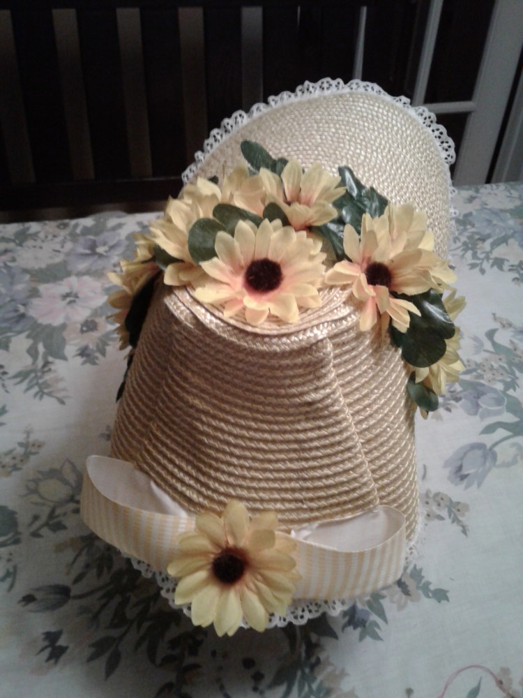 Straw bonnet back with bow